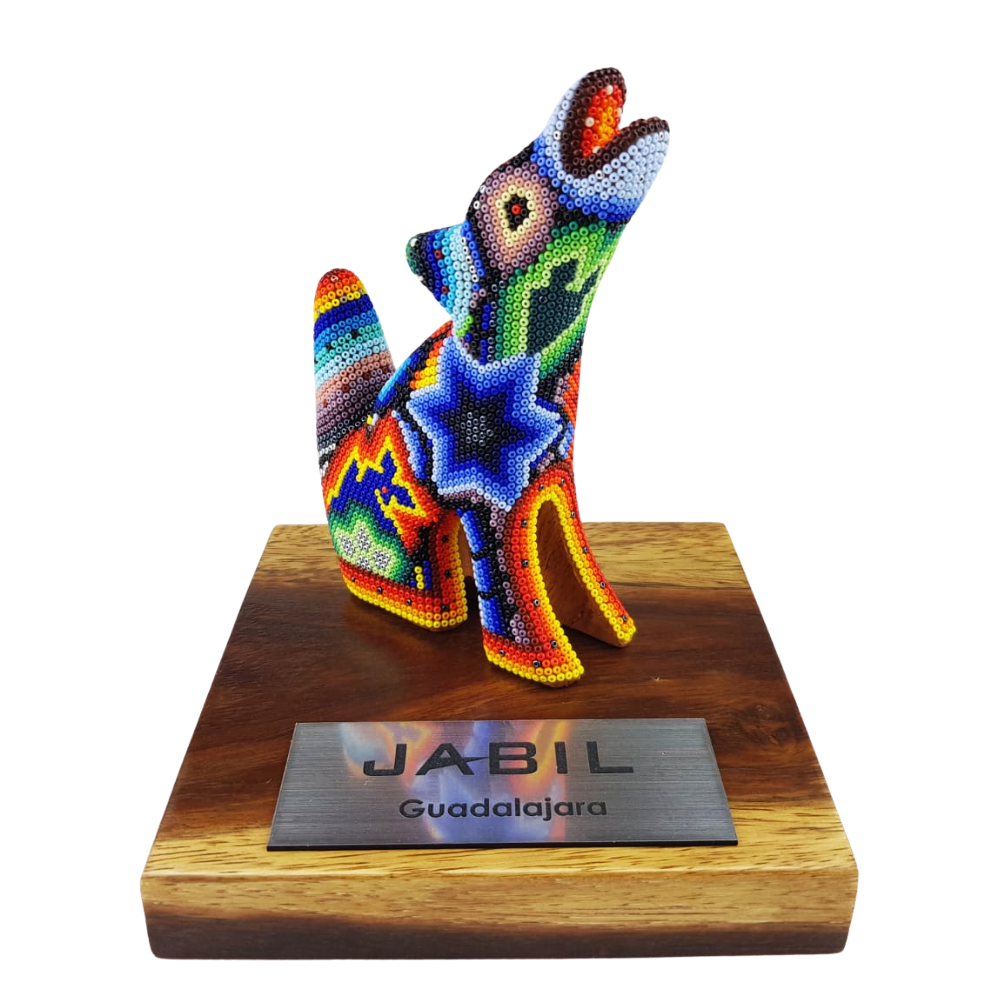 Reconocimiento con artesanía mexicana. Lobo aullando, figura wixárika en trofeo con base de madera y placa metálica personalizada