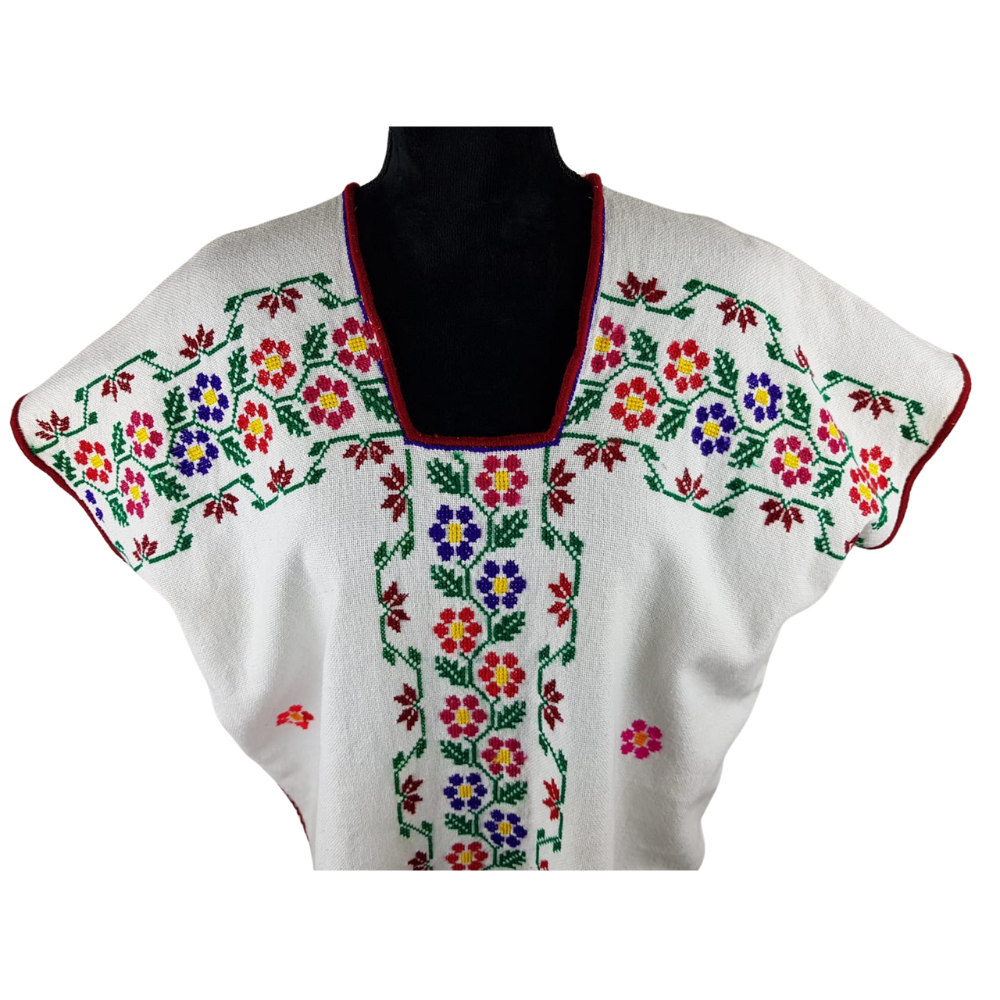 Huanengo Juana, con bordado de grecas, flores y mariposas