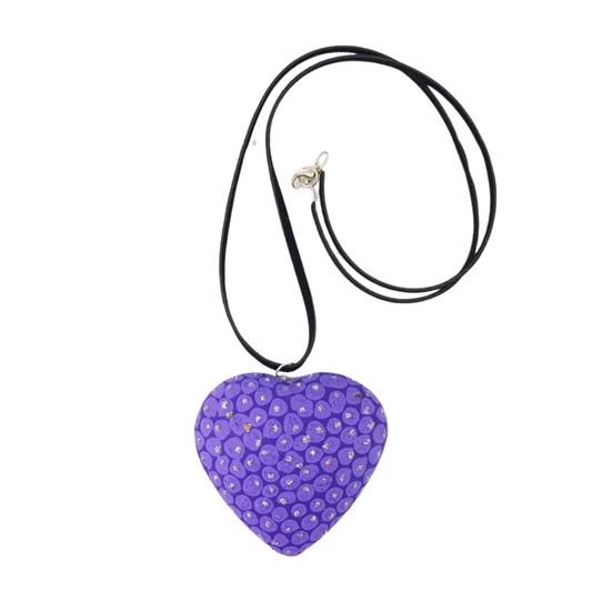 Dije con forma de corazón, elaborado con de copal, en Oaxaca