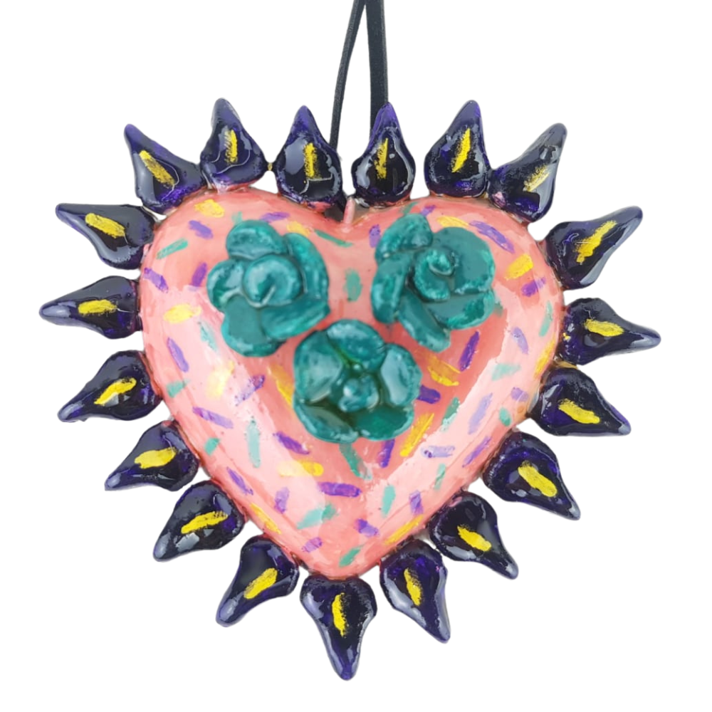 Dije de barro betus, con forma de corazón milagrito