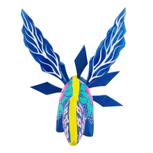 Cargar imagen en el visor de la galería, Alebrije oaxaqueño mediano, con forma de ajolote, de madera de copal
