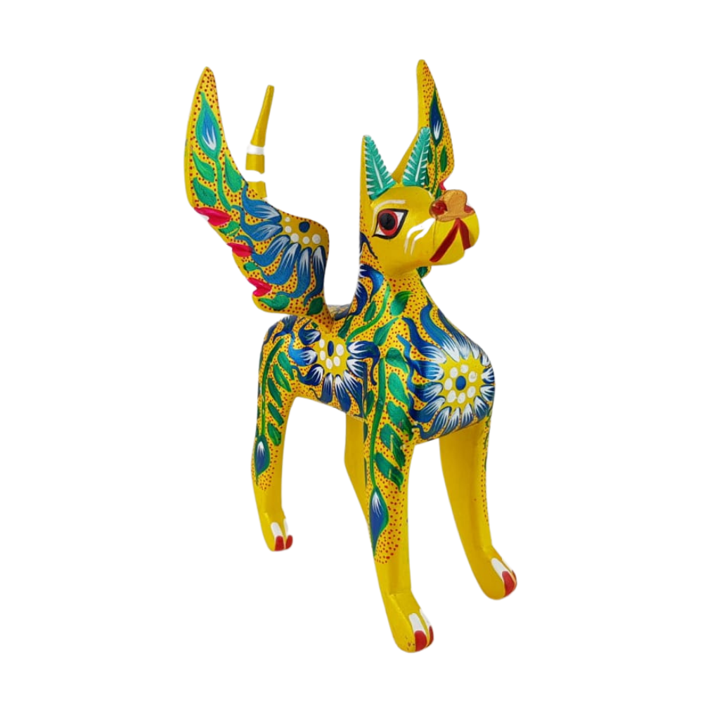 Alebrije oaxaqueño grande, perro con alas de madera copal