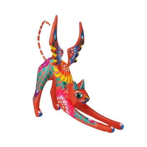 Alebrije oaxaqueño gato o perro con alas de madera copal
