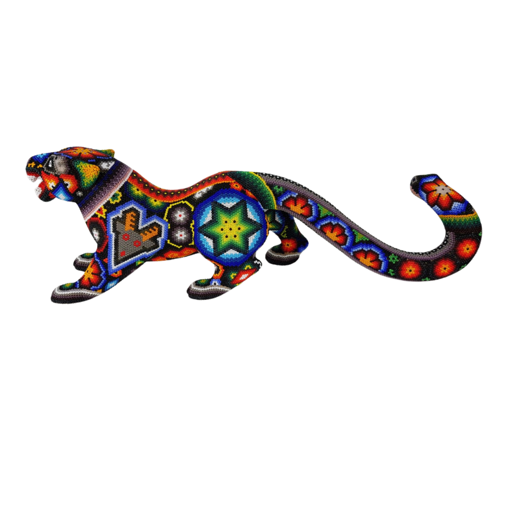 Jaguar grande hecho de madera tallado a mano y decorado con motivos wixárika