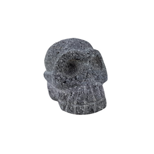Cráneo de piedra volcánica