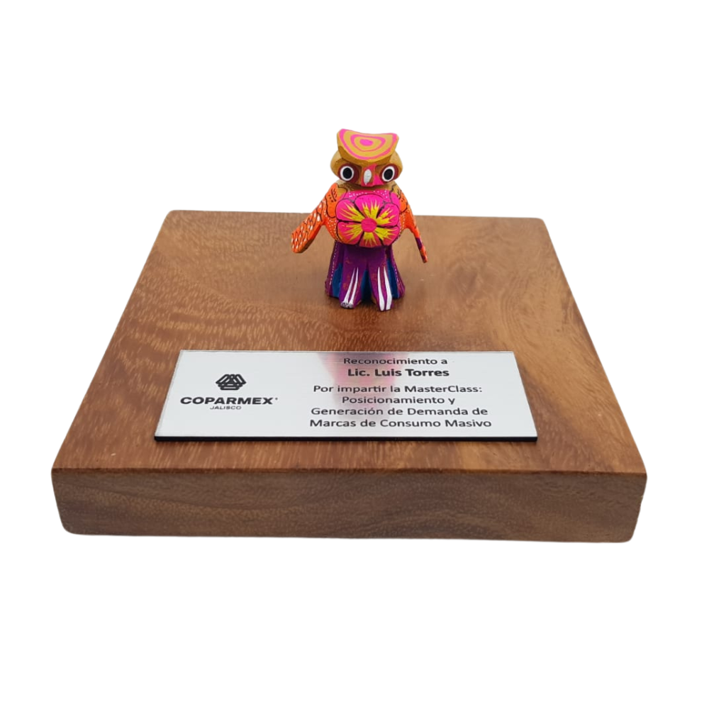Reconocimiento con artesanía mexicana. Alebrije de madera mini en trofeo con base de madera y placa metálica personalizada