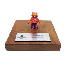Cargar imagen en el visor de la galería, Reconocimiento con artesanía mexicana. Alebrije de madera mini en trofeo con base de madera y placa metálica personalizada
