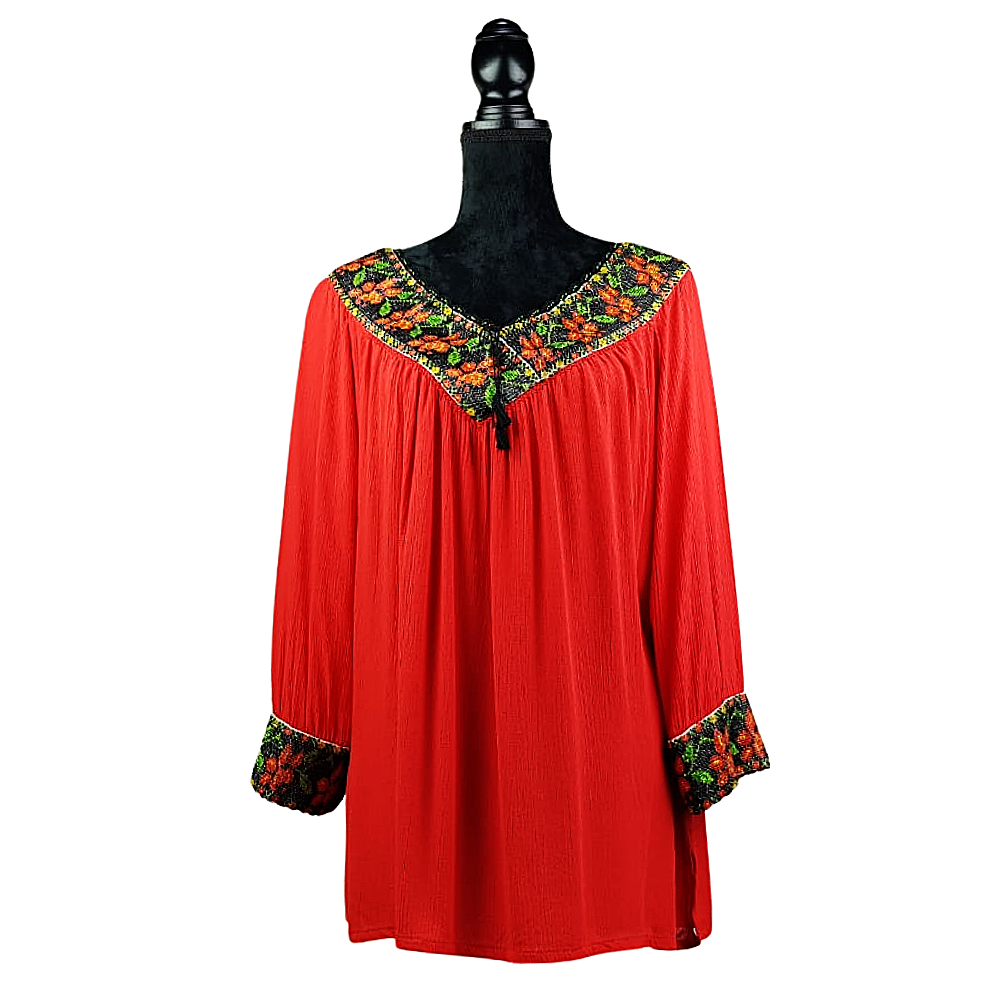 Blusa con cuello bordado con fondo de chaquira, con apertura de cuello y mangas ajustable