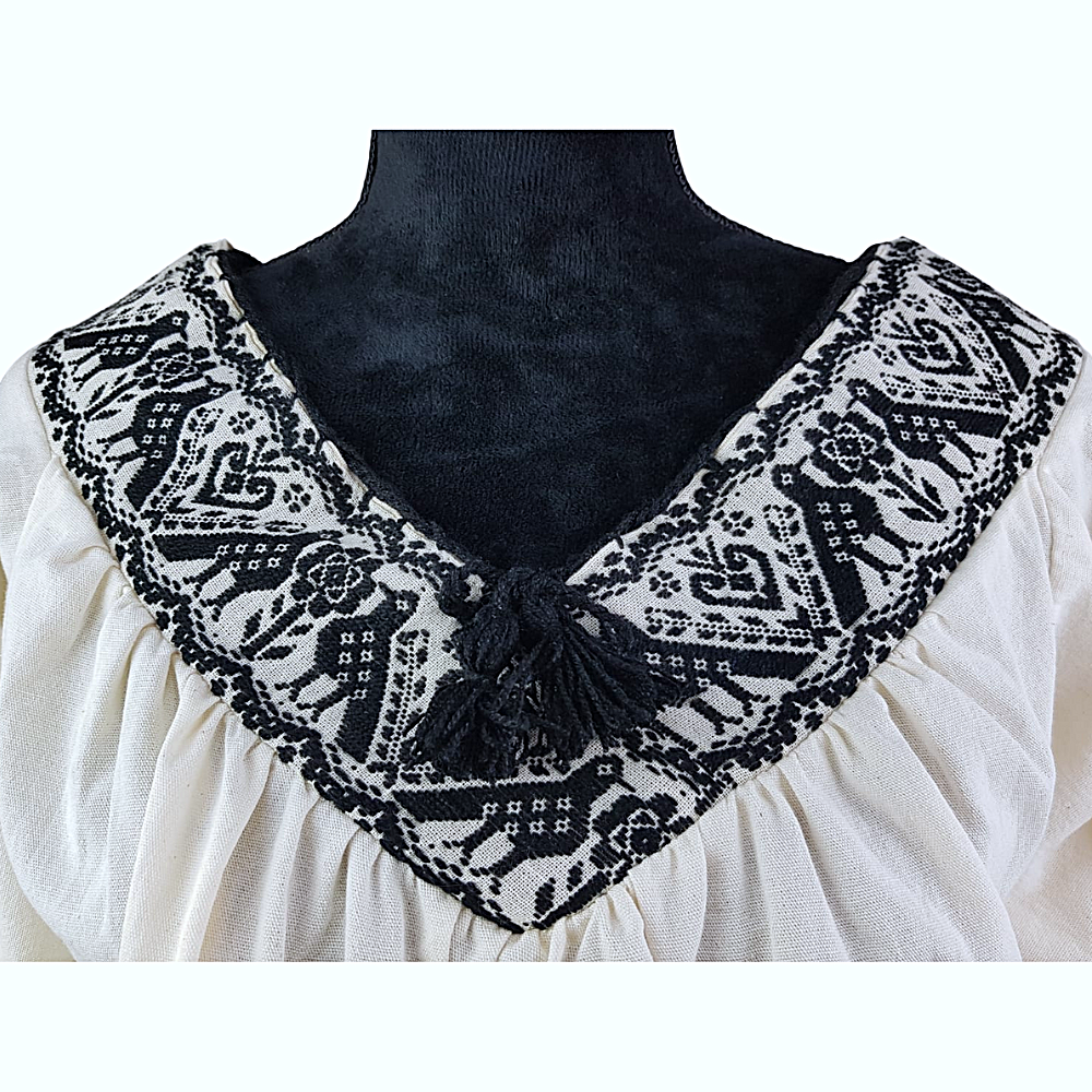 Blusa Atla de manta con manga 3/4 y pechera con bordado de hilván de Puebla