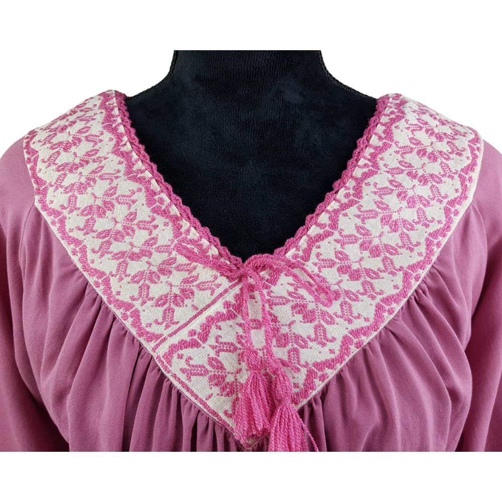 Blusa fresca de rayón con bordado de hilván tradicional de Puebla y manga 3/4