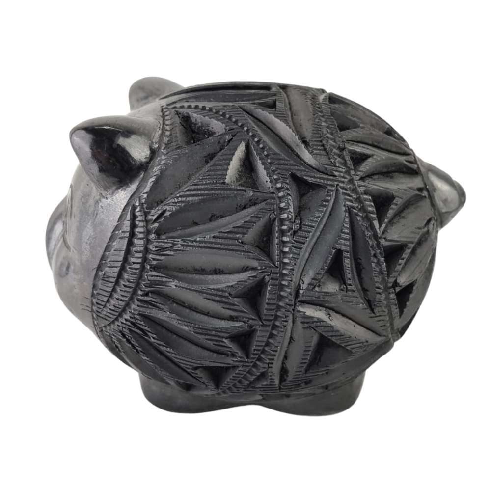 Alcancía con forma de cerdito, elaborada con barro negro en Oaxaca