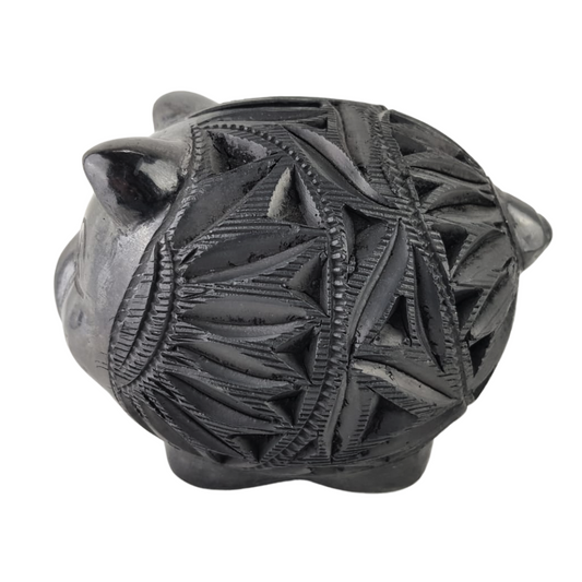 Alcancía con forma de cerdito, elaborada con barro negro en Oaxaca