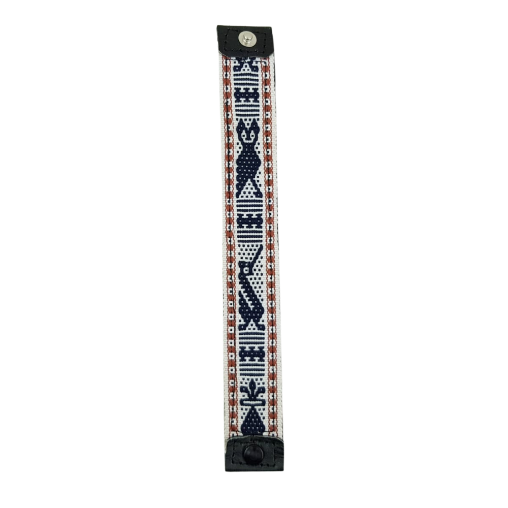 Pulsera de piel con textil decorado con motivos Oaxaqueños