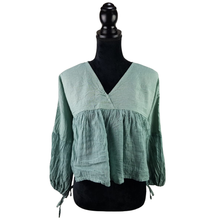 Cargar imagen en el visor de la galería, Blusa mariposa de manta con corte suelto, hecha en Oaxaca

