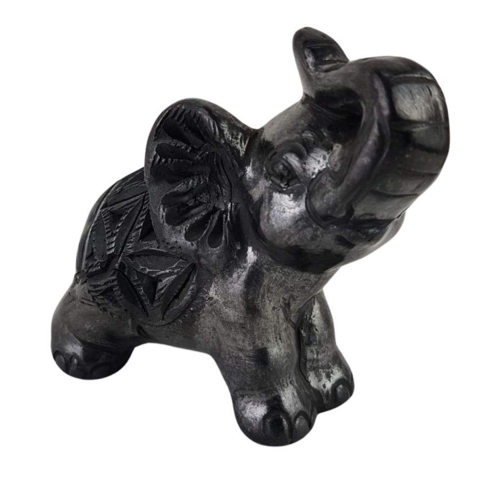 Elefante chico elaborado de barro negro, en Oaxaca