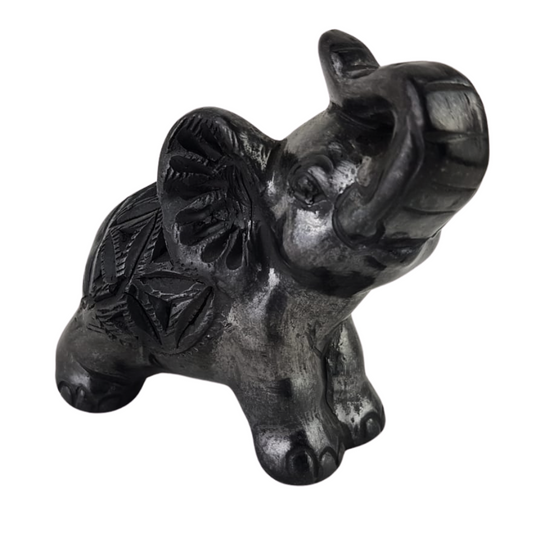 Elefante chico elaborado de barro negro, en Oaxaca
