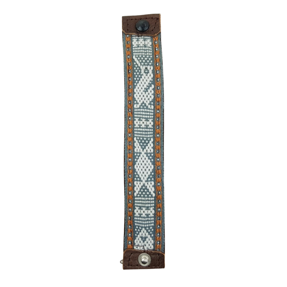Pulsera de piel con textil decorado con motivos Oaxaqueños