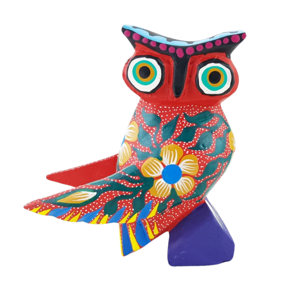Alebrije oaxaqueño mediano, con forma de búho, de madera de copal
