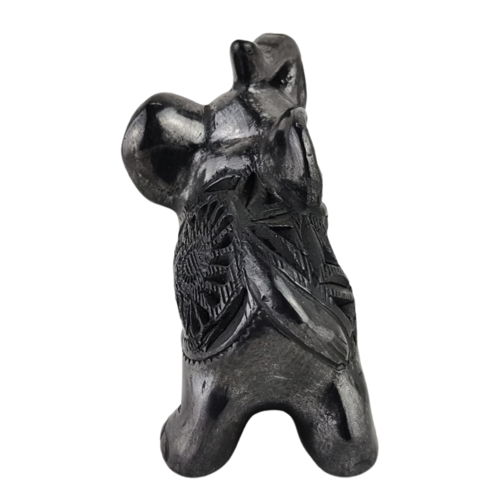 Elefante chico elaborado de barro negro, en Oaxaca