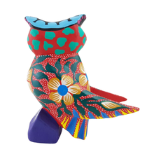 Cargar imagen en el visor de la galería, Alebrije oaxaqueño mediano, con forma de búho, de madera de copal
