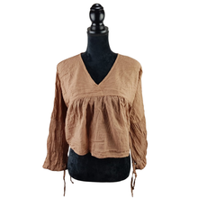 Cargar imagen en el visor de la galería, Blusa mariposa de manta con corte suelto, hecha en Oaxaca
