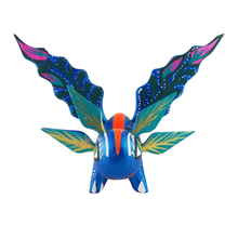 Cargar imagen en el visor de la galería, Alebrije oaxaqueño mediano, con forma de ajolote, de madera de copal
