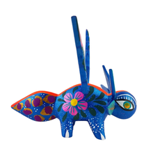 Cargar imagen en el visor de la galería, Alebrije oaxaqueño mediano, con forma de ajolote, de madera de copal
