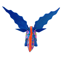 Cargar imagen en el visor de la galería, Alebrije oaxaqueño mediano, con forma de ajolote, de madera de copal
