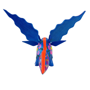 Alebrije oaxaqueño mediano, con forma de ajolote, de madera de copal
