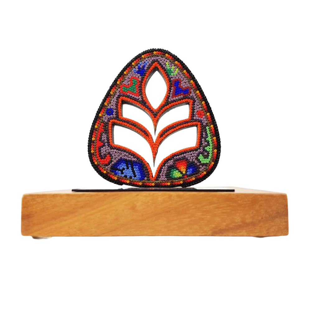 Reconocimiento con artesanía mexicana. Hoja con arte wixárika en trofeo con base de madera y placa metálica personalizada