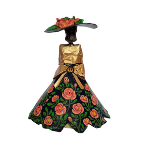 Catrina con sombrero y vestido con flores de papel mache