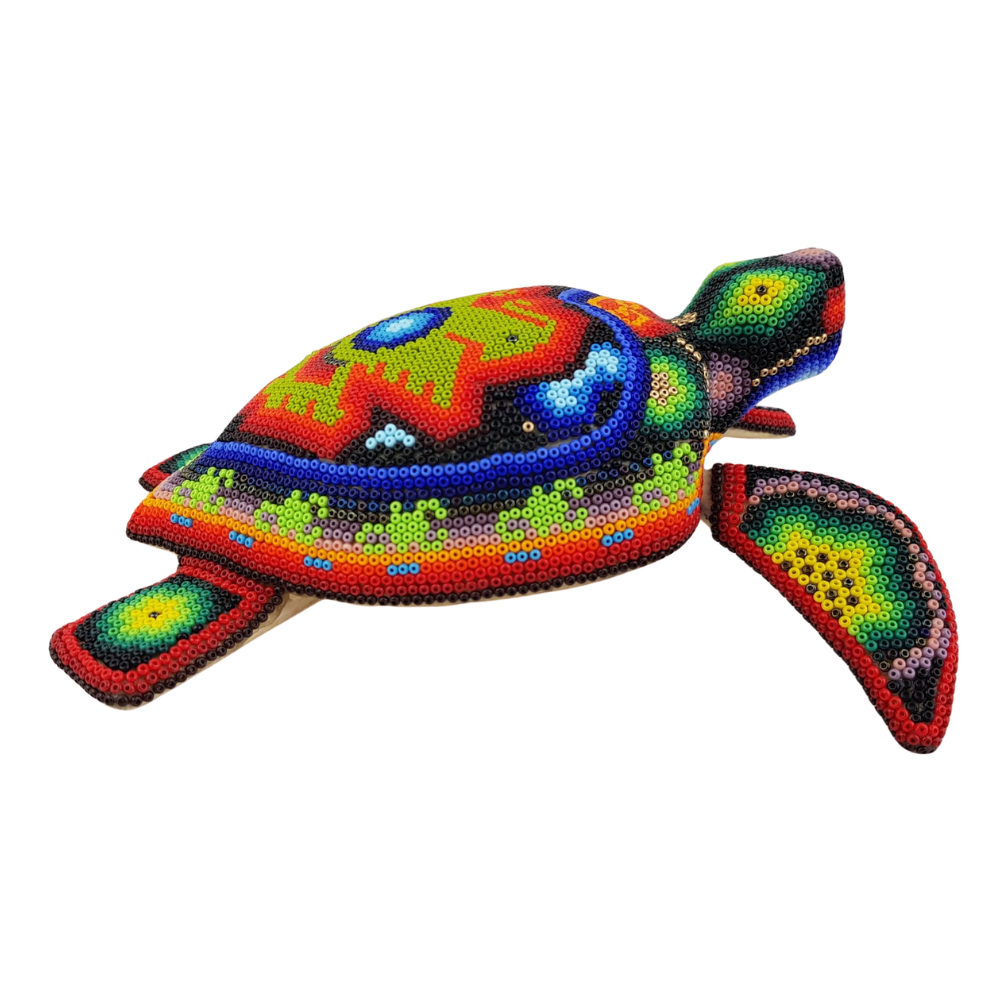Tortuga de madera tallada, decorada con arte wixárika