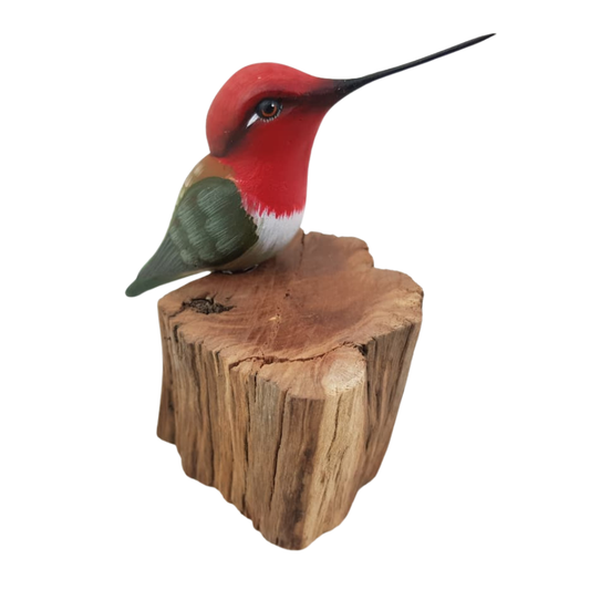 Colibrí de barro sobre base de madera, elaborado y decorado a mano