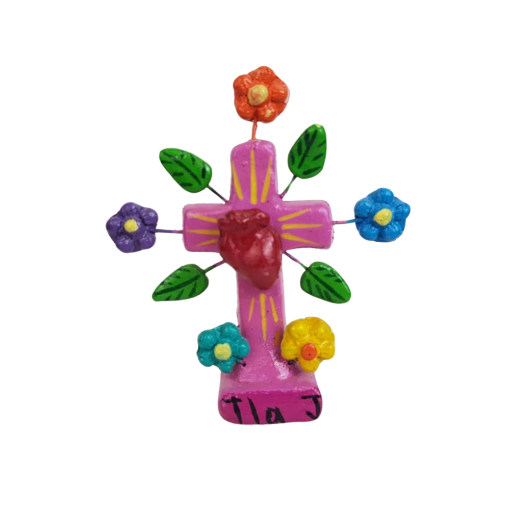 Cruz de arte popular mexicano elaborada con barro betus