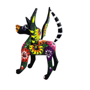 Alebrije oaxaqueño gato o perro con alas de madera copal