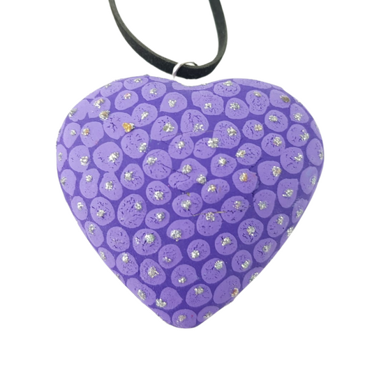 Dije con forma de corazón, elaborado con de copal, en Oaxaca