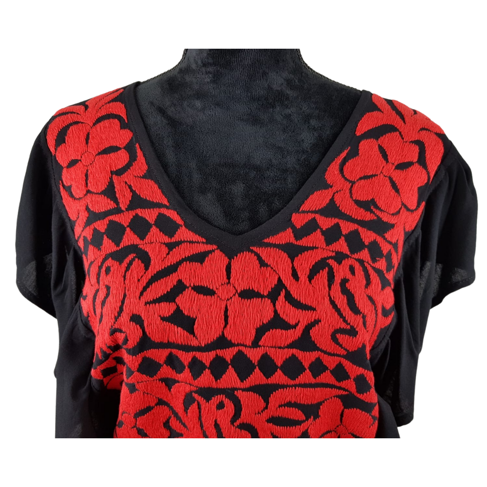 Blusa de bordado Mazateca con olán y espalda semi descubierta