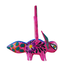 Cargar imagen en el visor de la galería, Alebrije oaxaqueño mediano, con forma de ajolote, de madera de copal
