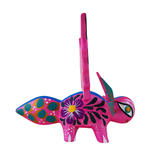 Alebrije oaxaqueño mediano, con forma de ajolote, de madera de copal