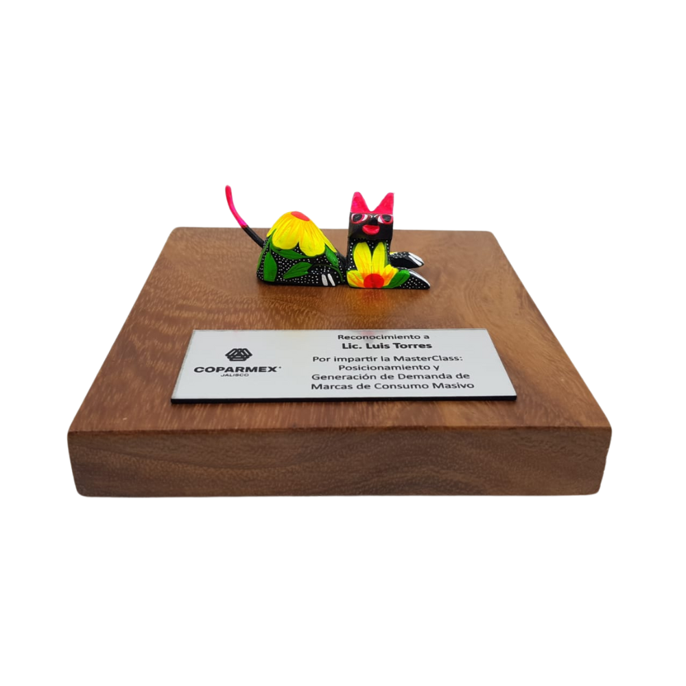 Reconocimiento con artesanía mexicana. Alebrije de madera mini en trofeo con base de madera y placa metálica personalizada
