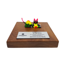 Cargar imagen en el visor de la galería, Reconocimiento con artesanía mexicana. Alebrije de madera mini en trofeo con base de madera y placa metálica personalizada
