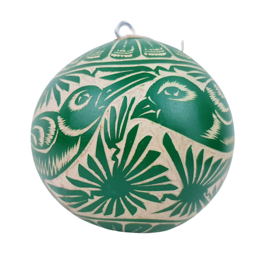 Esfera navideña de jícara de árbol
