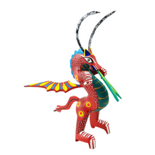 Cargar imagen en el visor de la galería, Alebrije oaxaqueño dragón, elaborado con madera copal
