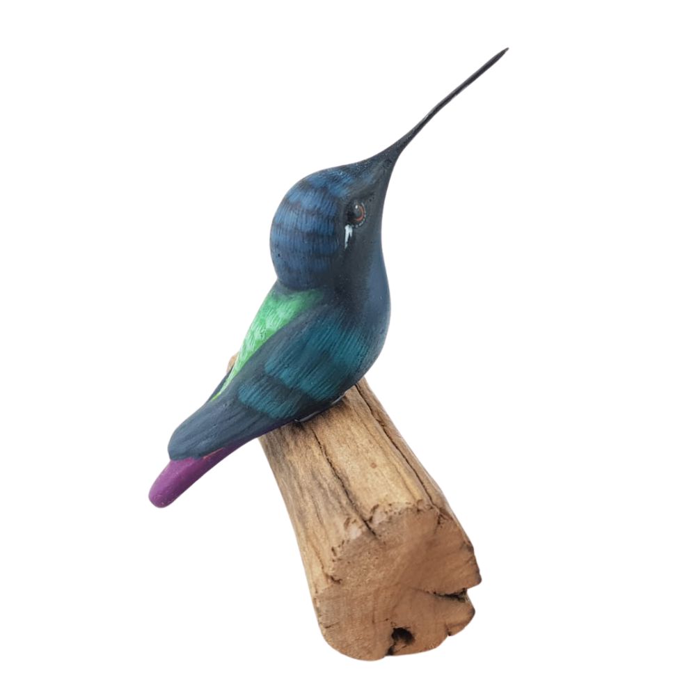 Colibrí de barro sobre base de madera, elaborado y decorado a mano