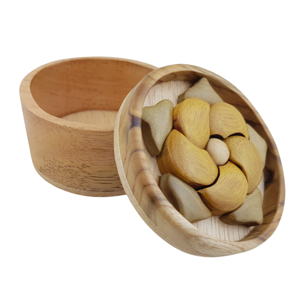Joyero de madera con flor, elaborado con la técnica de inatrsia