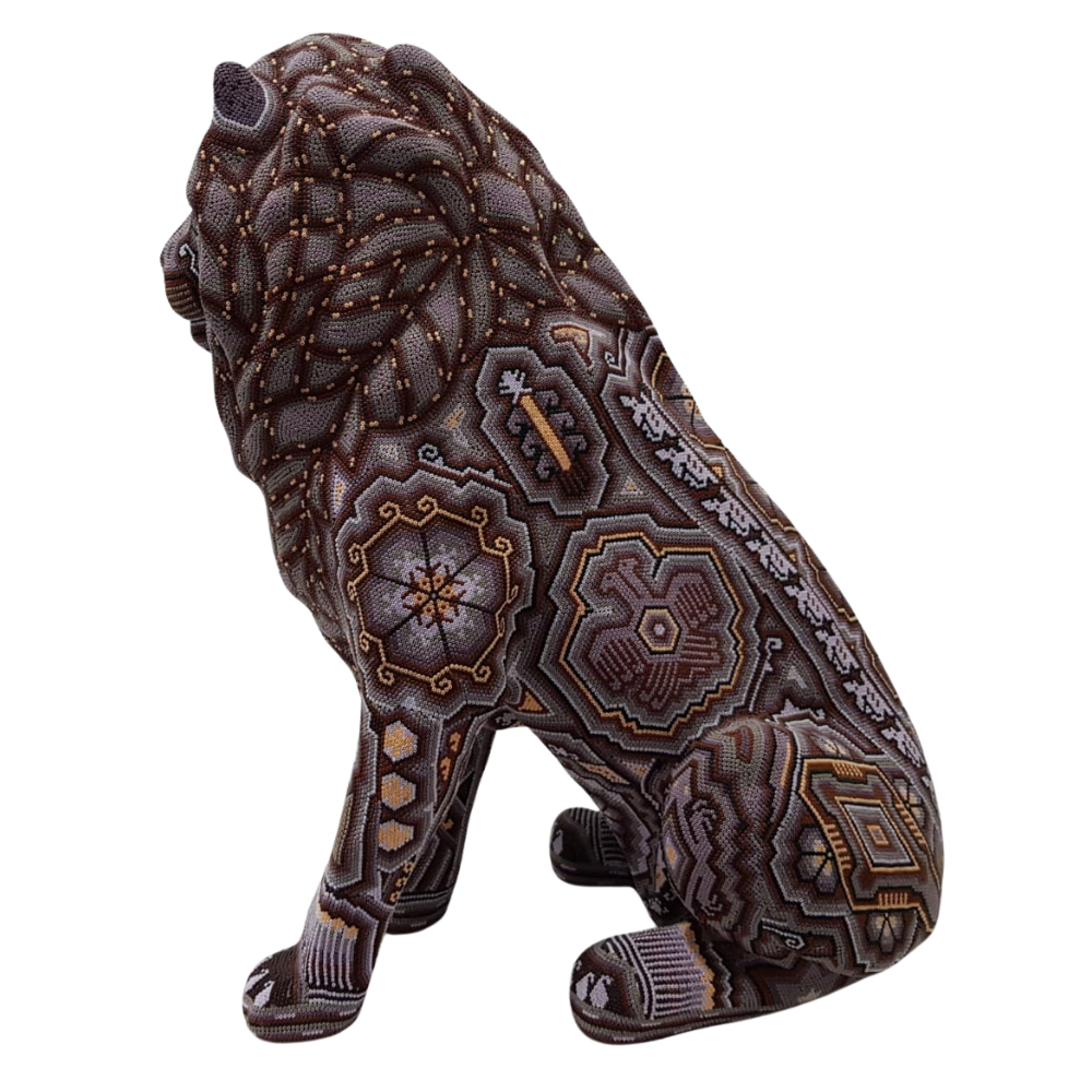 León grande sentado, decorado con motivos wixárika