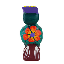 Cargar imagen en el visor de la galería, Alebrije oaxaqueño mediano, con forma de búho, de madera de copal
