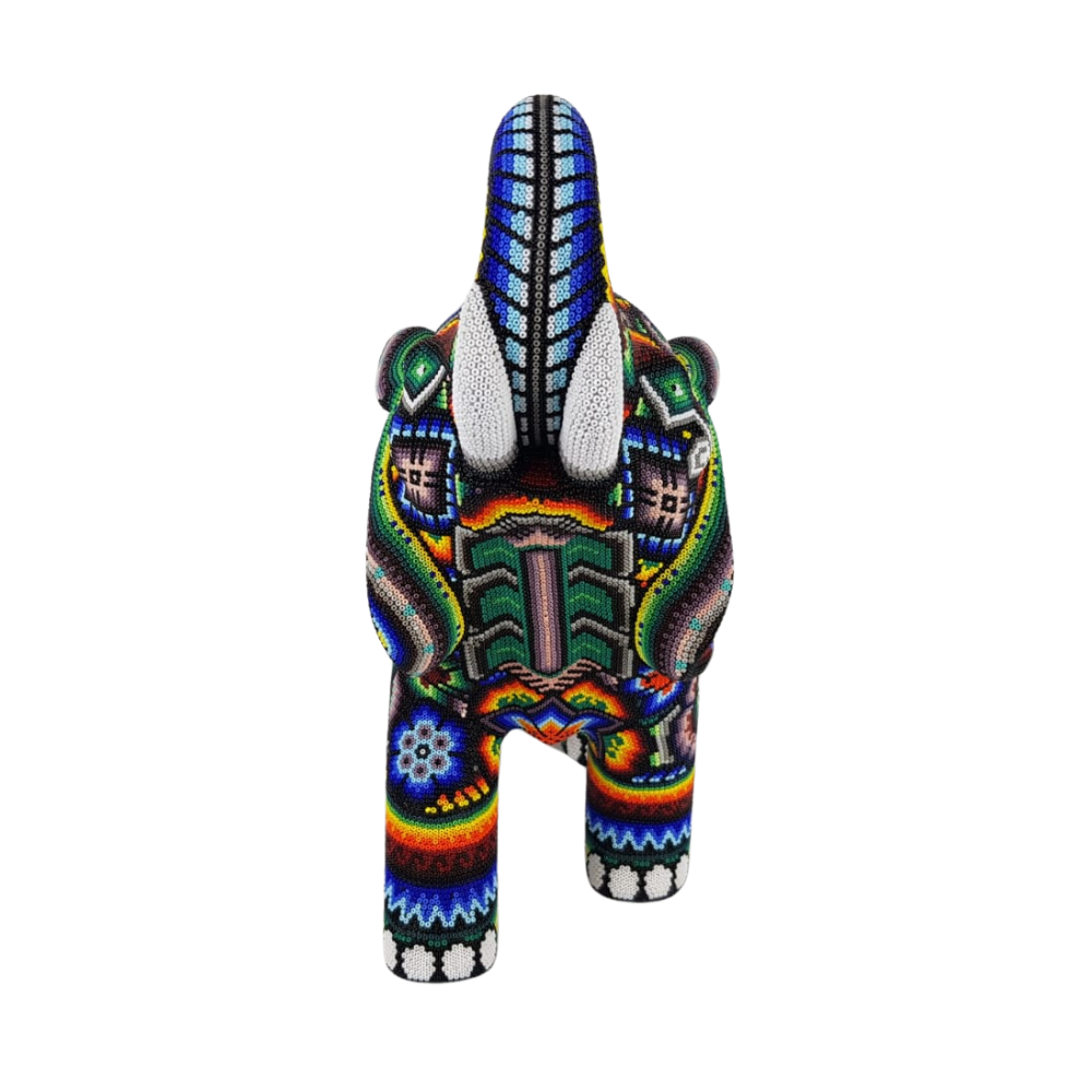 Elefante tallado en madera decorado con motivos Wixáricas