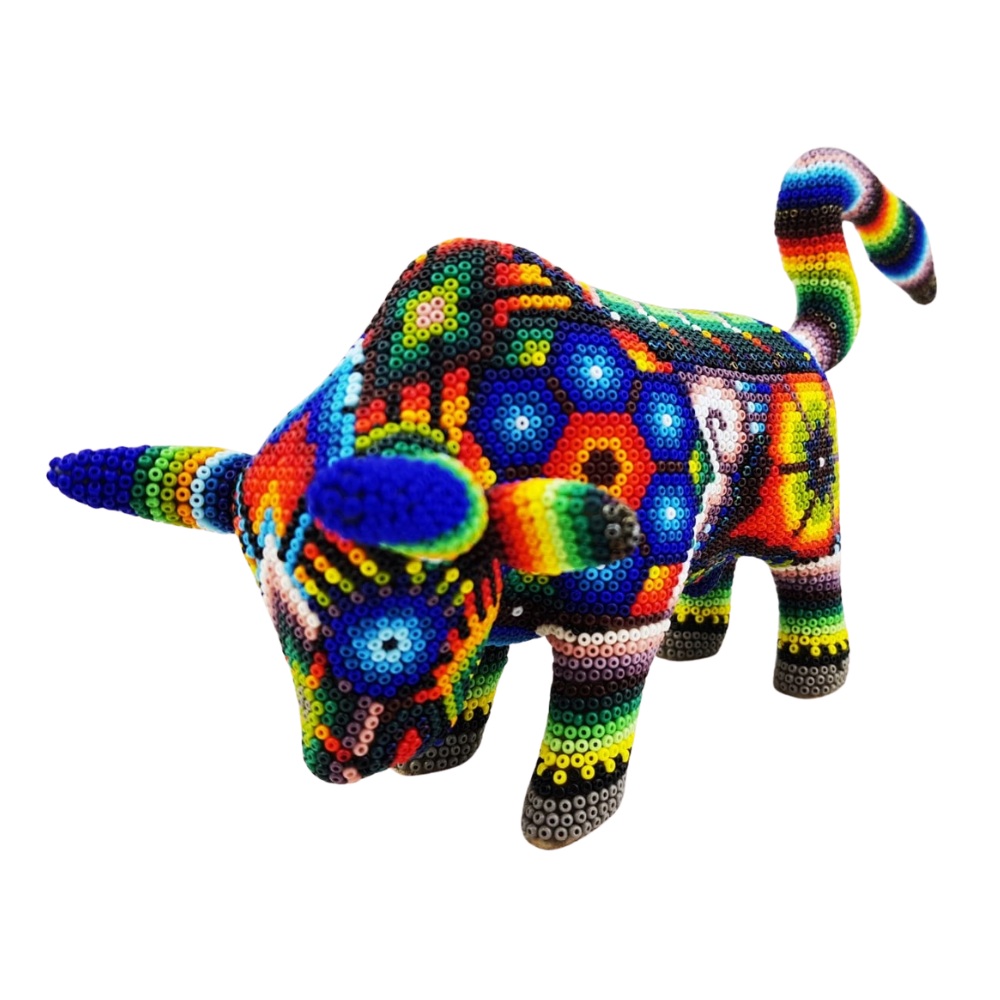 Toro de madera tallada, decorado con arte wixárika