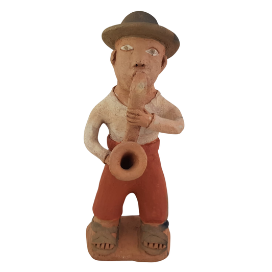 Músico saxofonista elaborado con barro